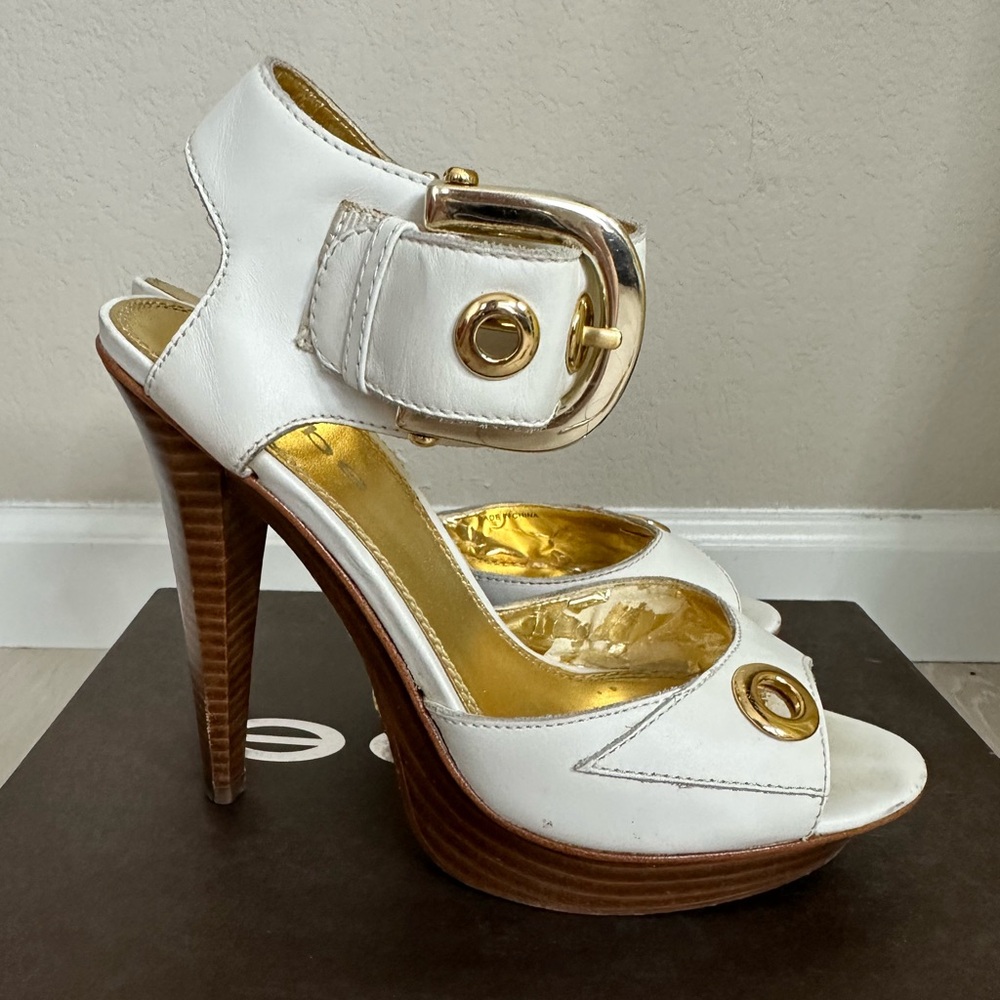 $149 bebe Platform Mimi Heels open toe Sandals Leather Sz 6 Gold Buckle